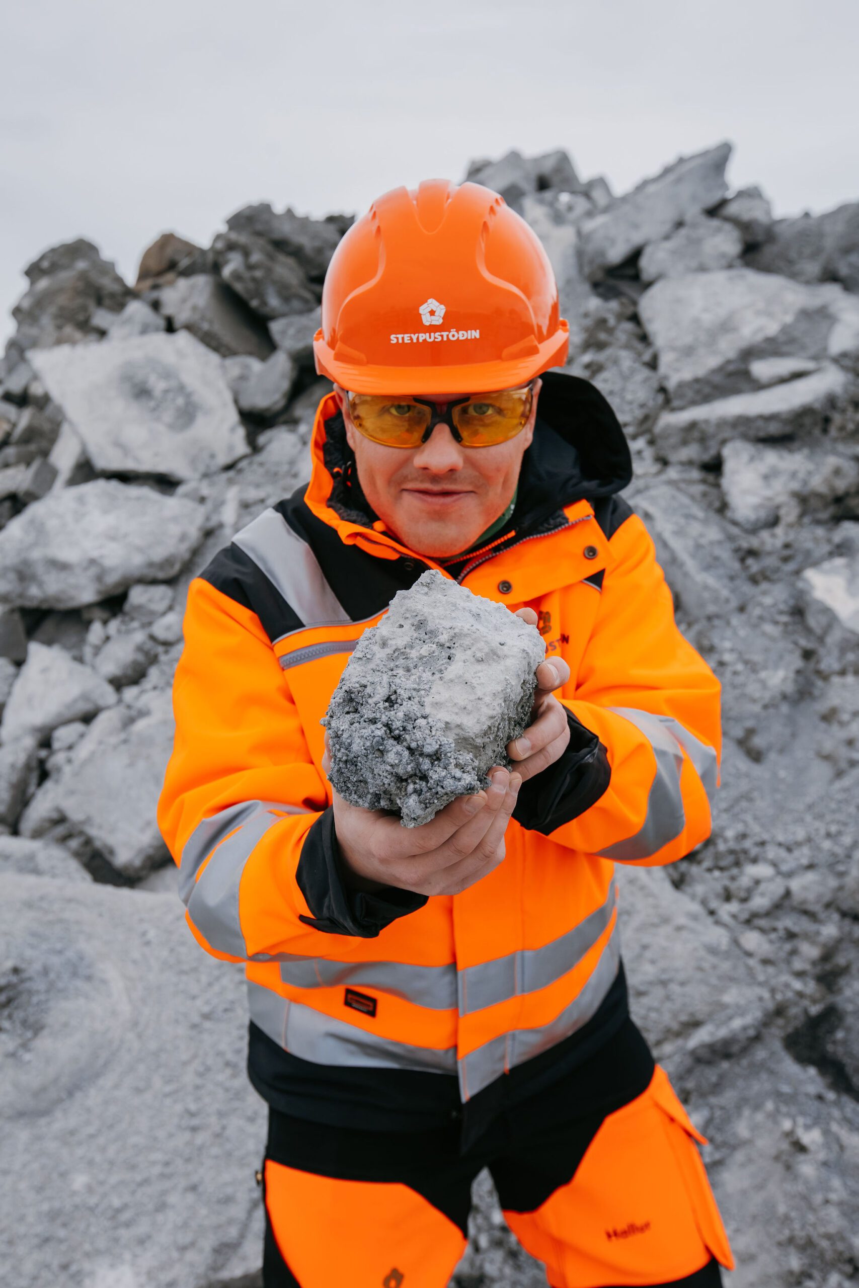 Efni sótt í kerru hjá Steypustöðinni